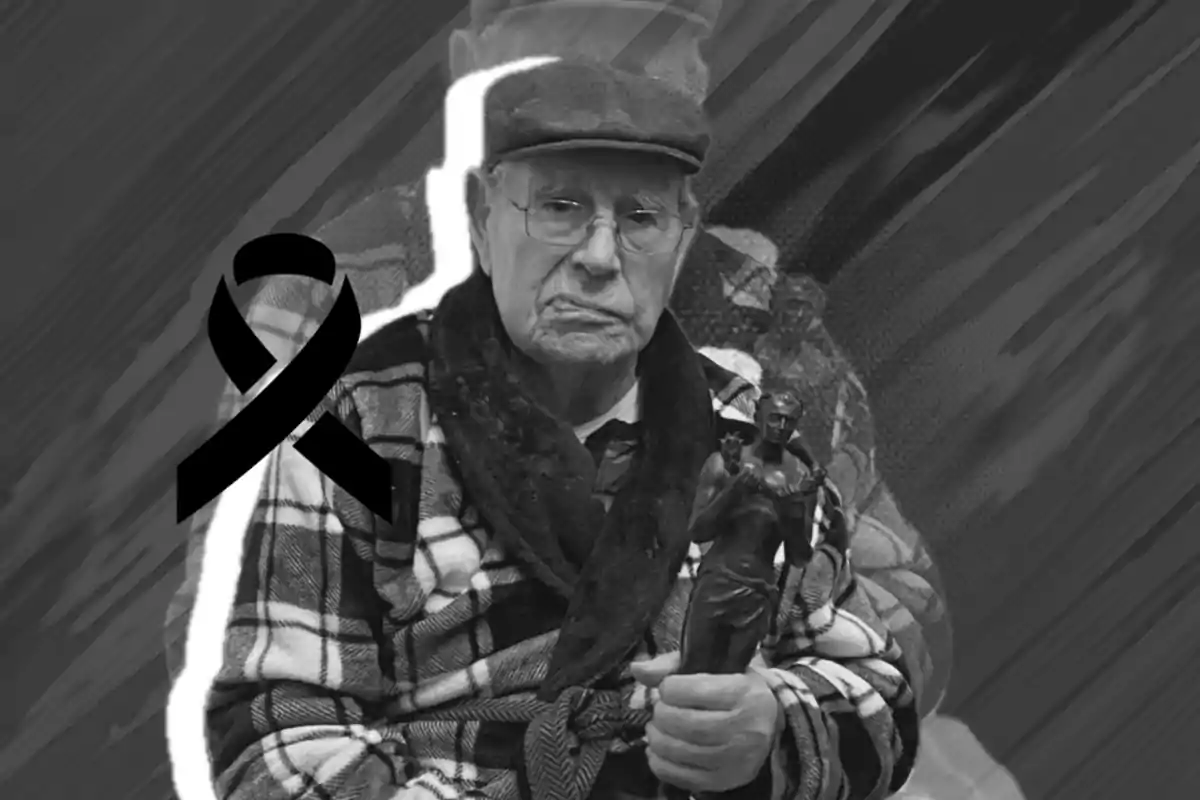 Hombre mayor con gafas y gorra sosteniendo una estatuilla, con un listón negro de luto sobre la imagen en blanco y negro Hombre mayor con gafas y gorra sosteniendo una estatuilla, con un listón negro de luto sobre la imagen en blanco y negro