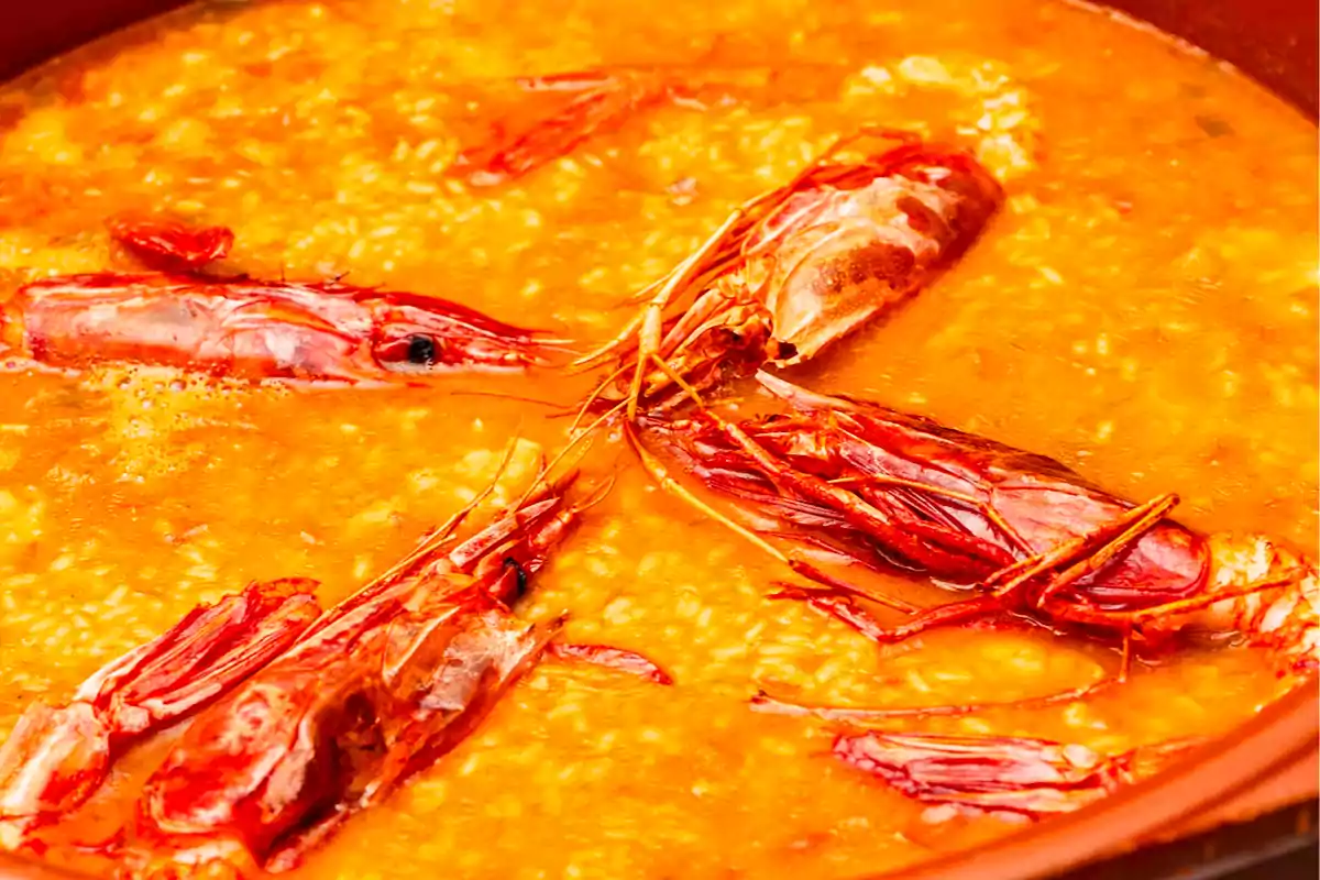 Arroz caldoso con gambas rojas en una cazuela Arroz caldoso con gambas rojas en una cazuela