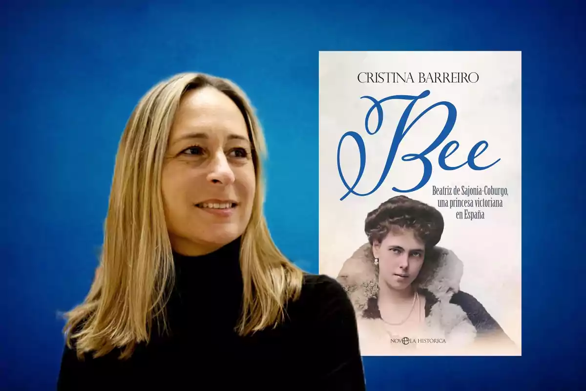 Mujer rubia de cabello lacio y suelto sonríe frente a un fondo azul junto a la portada de un libro titulado Bee de Cristina Barreiro