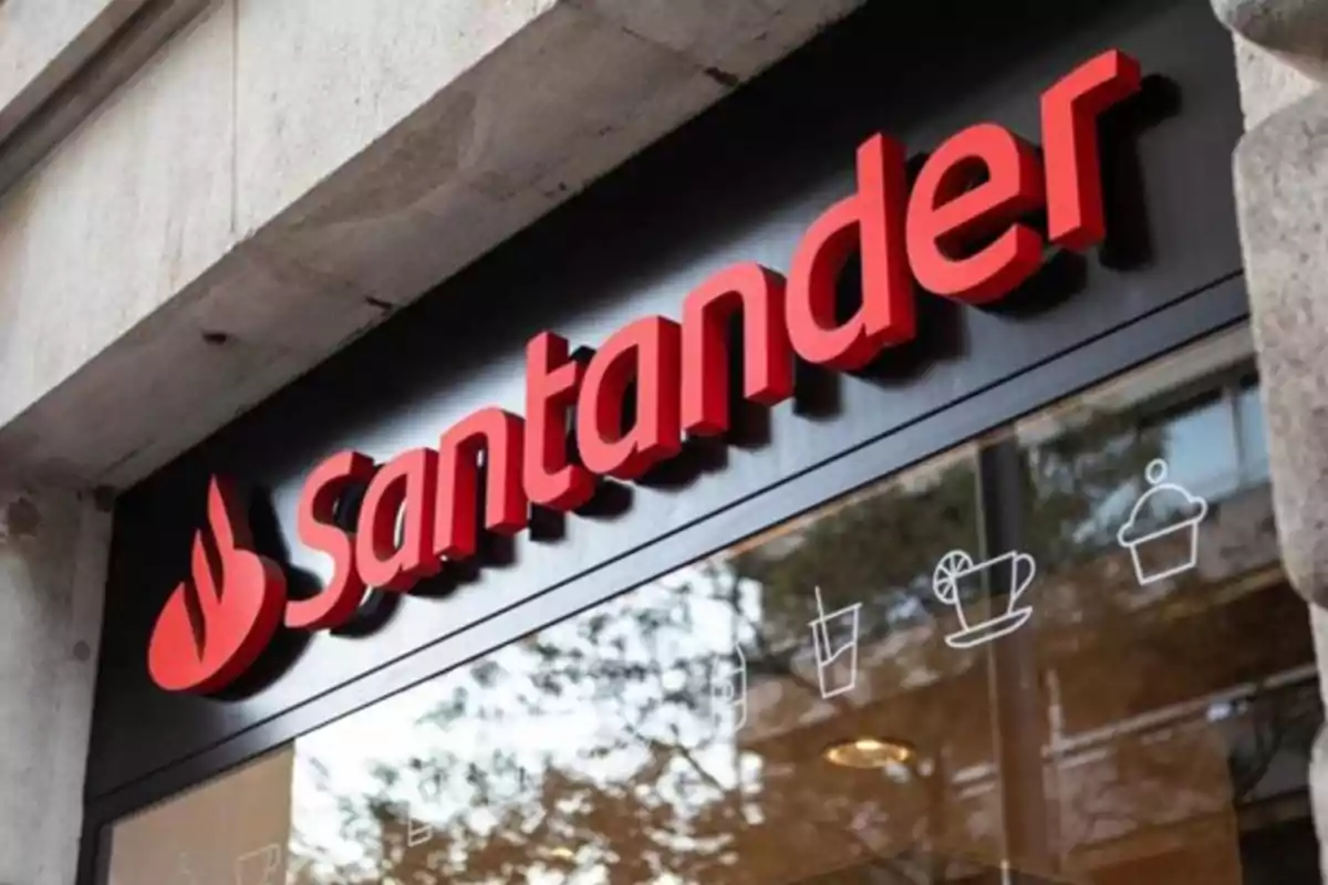 Letrero rojo de Santander en la fachada de una sucursal bancaria Letrero rojo de Santander en la fachada de una sucursal bancaria