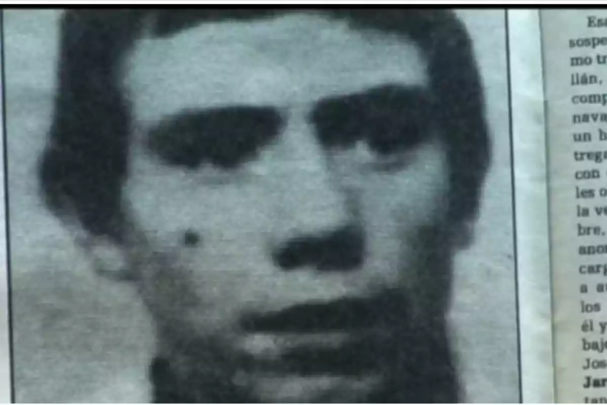 Fotografía en blanco y negro de un hombre joven con expresión seria, impresa en una página de periódico