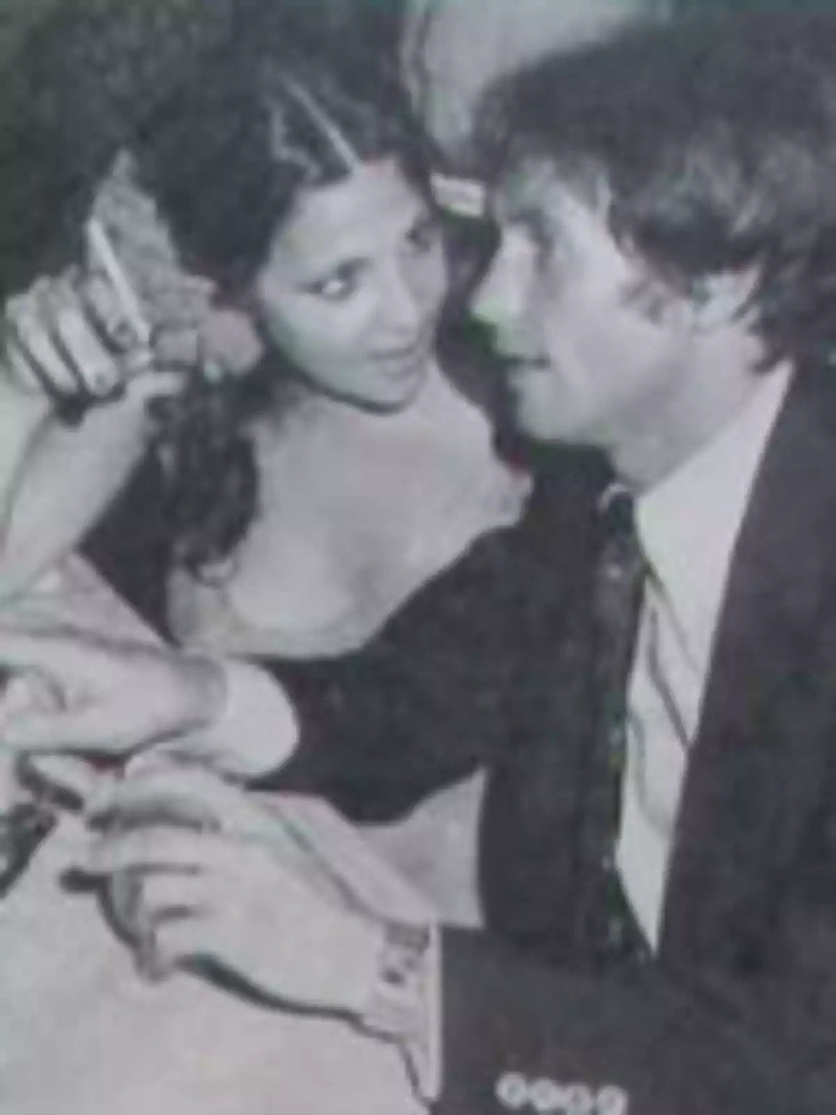 Una pareja sentada en una mesa conversa de cerca en un ambiente social elegante Una pareja sentada en una mesa conversa de cerca en un ambiente social elegante