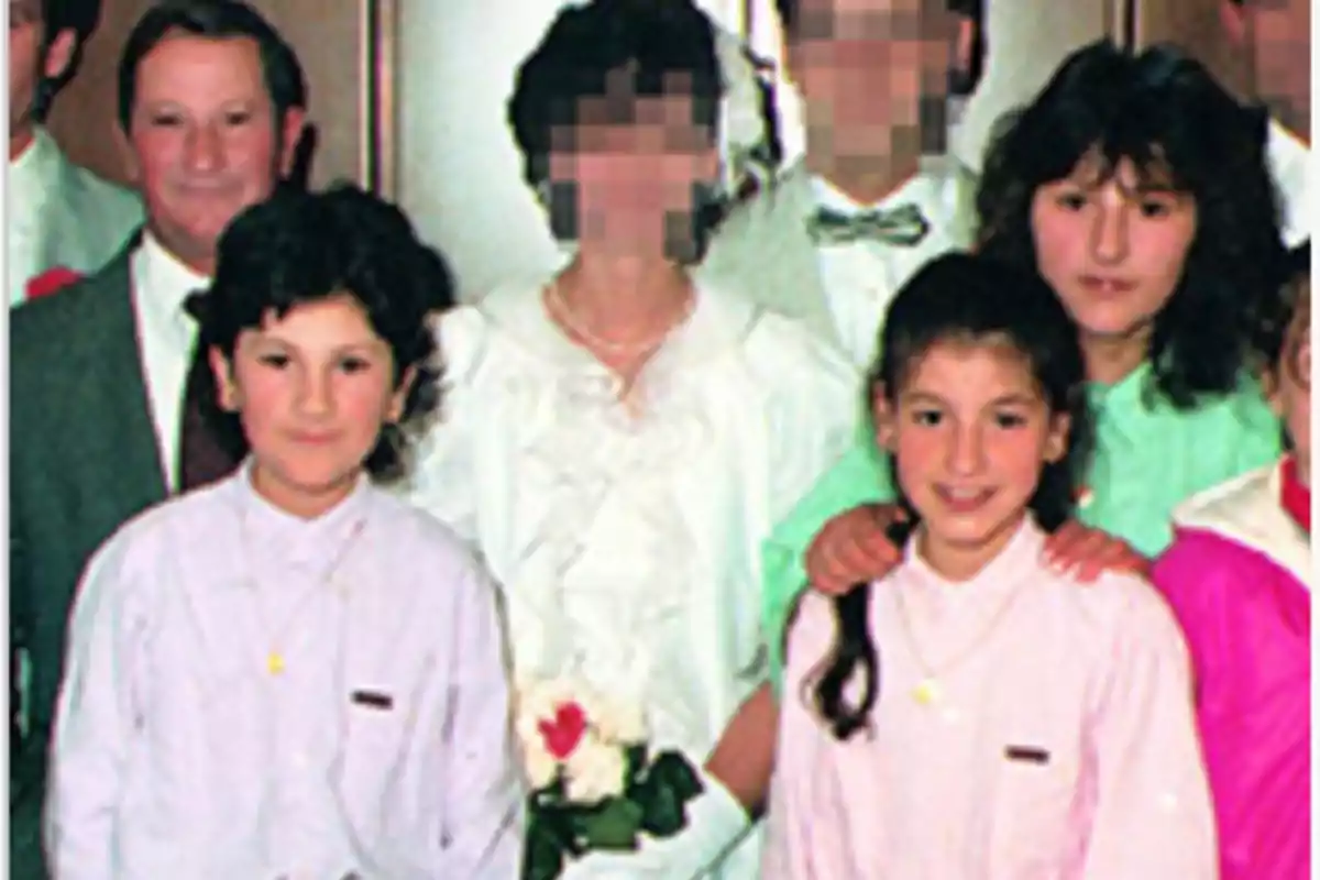 Grupo de personas posando para una foto familiar, algunas con el rostro pixelado, incluyendo adultos y niños vestidos de manera formal. Grupo de personas posando para una foto familiar, algunas con el rostro pixelado, incluyendo adultos y niños vestidos de manera formal.