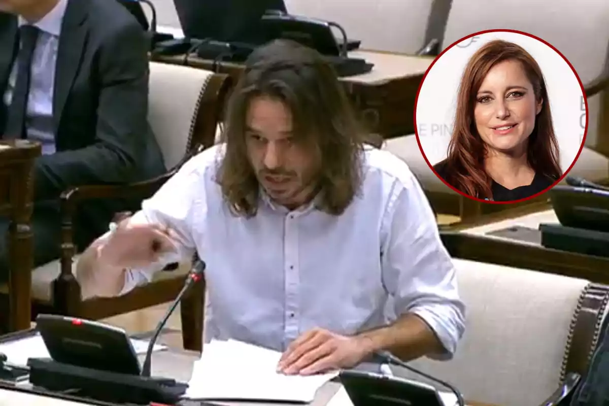 Hombre de cabello largo hablando en una sala de reuniones con la imagen de una mujer en un círculo superpuesto en la esquina superior derecha