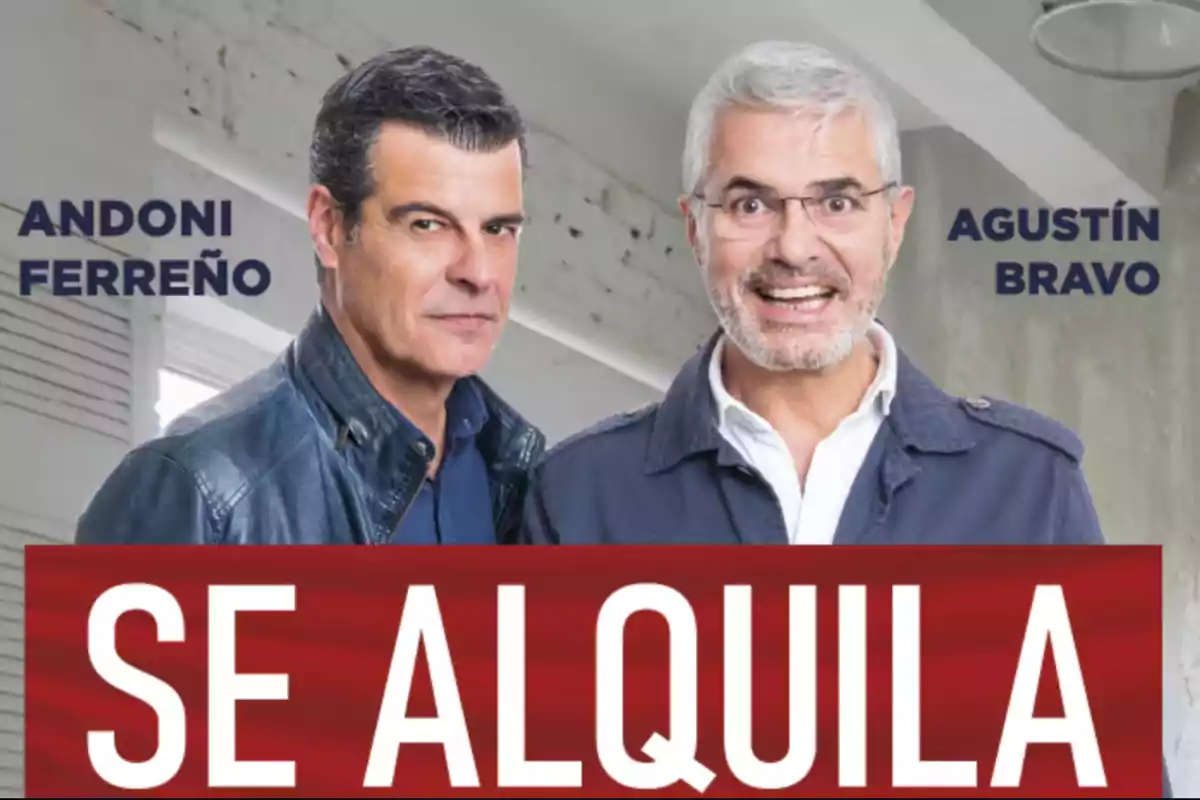 Dos hombres posan juntos en un interior luminoso con un cartel rojo al frente que dice SE ALQUILA en letras grandes blancas Dos hombres posan juntos en un interior luminoso con un cartel rojo al frente que dice SE ALQUILA en letras grandes blancas