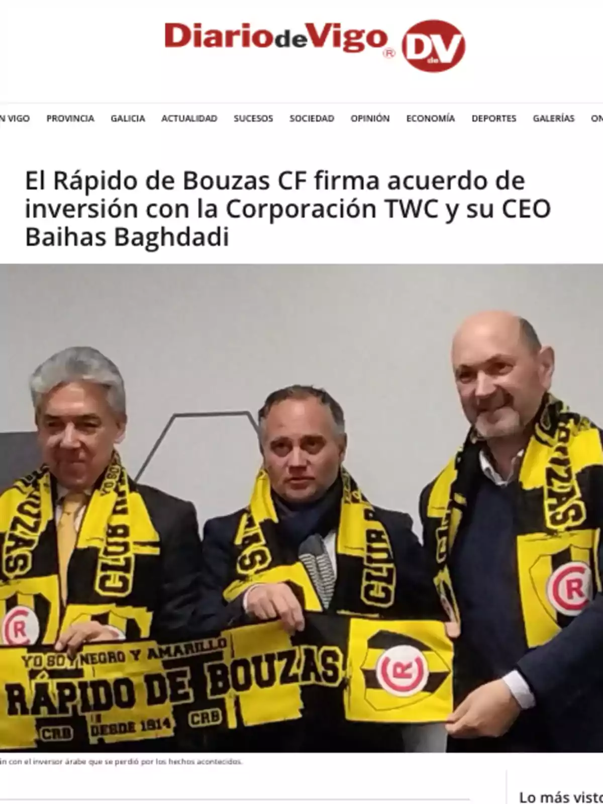 Tres hombres posan con bufandas amarillas y negras del club Rápido de Bouzas durante la firma de un acuerdo de inversión, en una imagen publicada por el Diario de Vigo