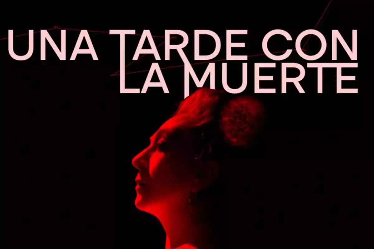 Cartel con fondo negro que muestra el perfil de una persona iluminada en rojo y el texto una tarde con la muerte en letras grandes.