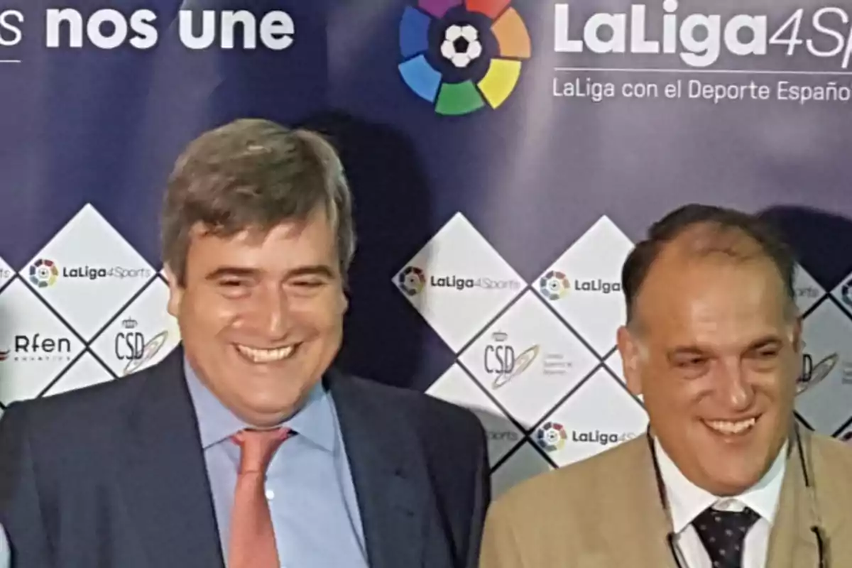 Dos hombres sonríen frente a un fondo con logotipos de LaLiga4Sports y otras organizaciones deportivas.