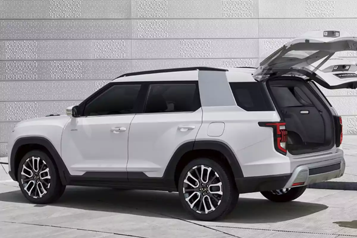 SUV blanca estacionada con la cajuela trasera abierta frente a una pared moderna SUV blanca estacionada con la cajuela trasera abierta frente a una pared moderna
