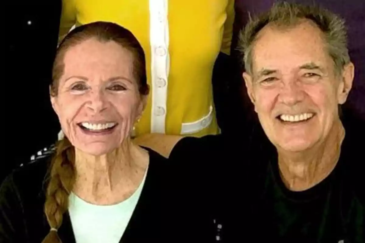 Una mujer y un hombre mayores sonríen juntos mirando a la cámara Una mujer y un hombre mayores sonríen juntos mirando a la cámara