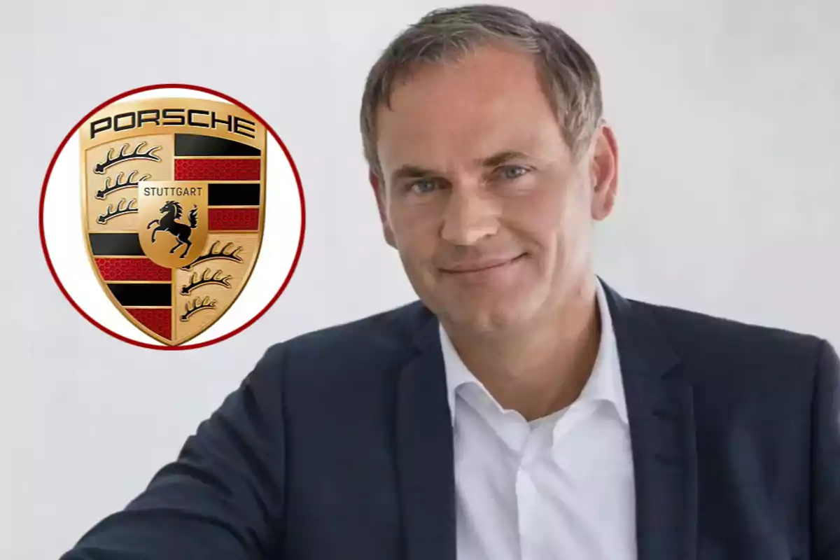 Hombre de traje sonriente junto al logotipo de Porsche