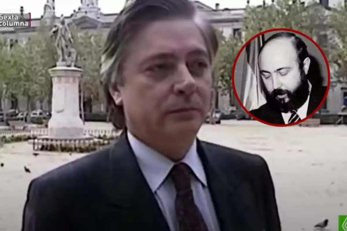 Hombre de traje en una plaza con una estatua al fondo y un recuadro que muestra una fotografía en blanco y negro de otro hombre