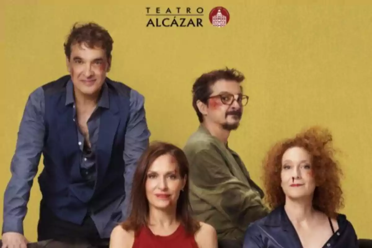 Cuatro personas posan frente a un fondo amarillo con el logo de Teatro Alcázar, todos tienen expresiones serias y maquillaje que simula moretones en el rostro.