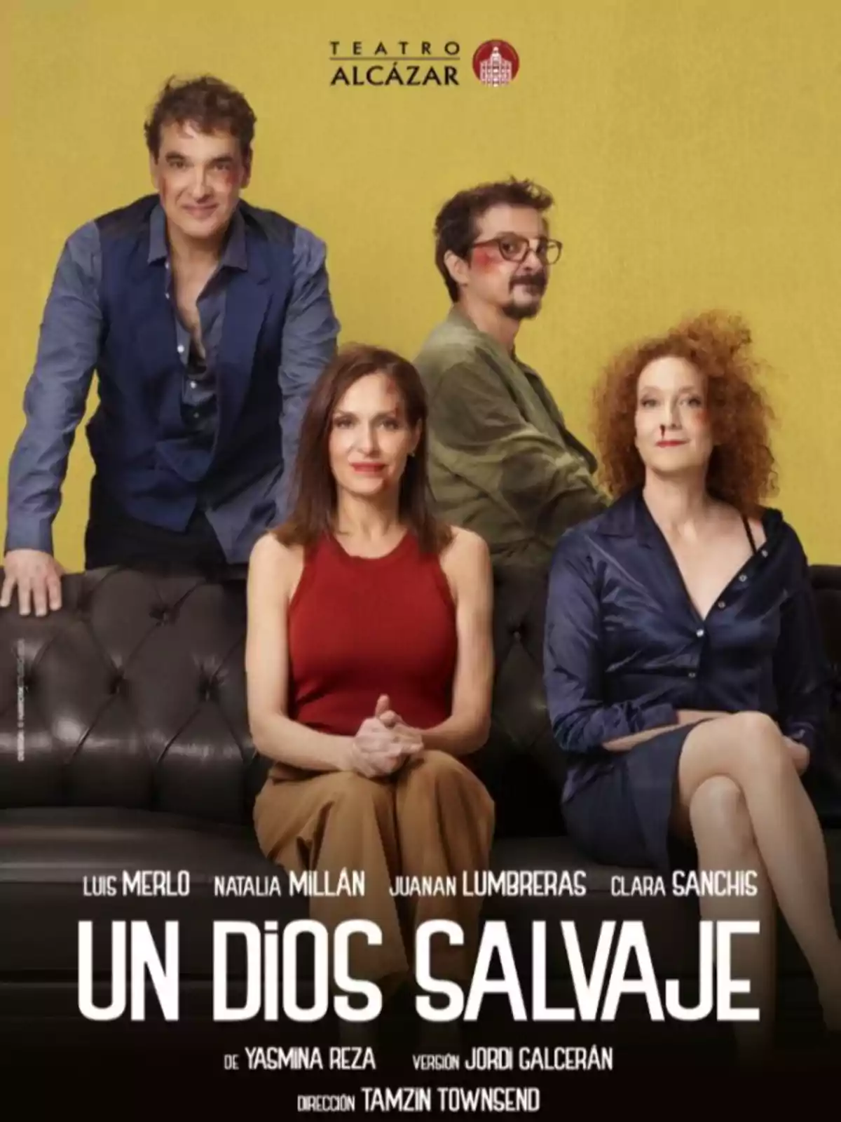 Cartel promocional de la obra de teatro Un dios salvaje con cuatro actores sentados en un sofá sobre un fondo amarillo y el logo del Teatro Alcázar en la parte superior Cartel promocional de la obra de teatro Un dios salvaje con cuatro actores sentados en un sofá sobre un fondo amarillo y el logo del Teatro Alcázar en la parte superior