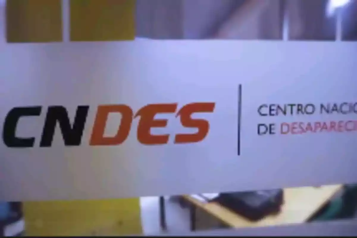 Logo del Centro Nacional de Desaparecidos en una puerta de vidrio Logo del Centro Nacional de Desaparecidos en una puerta de vidrio