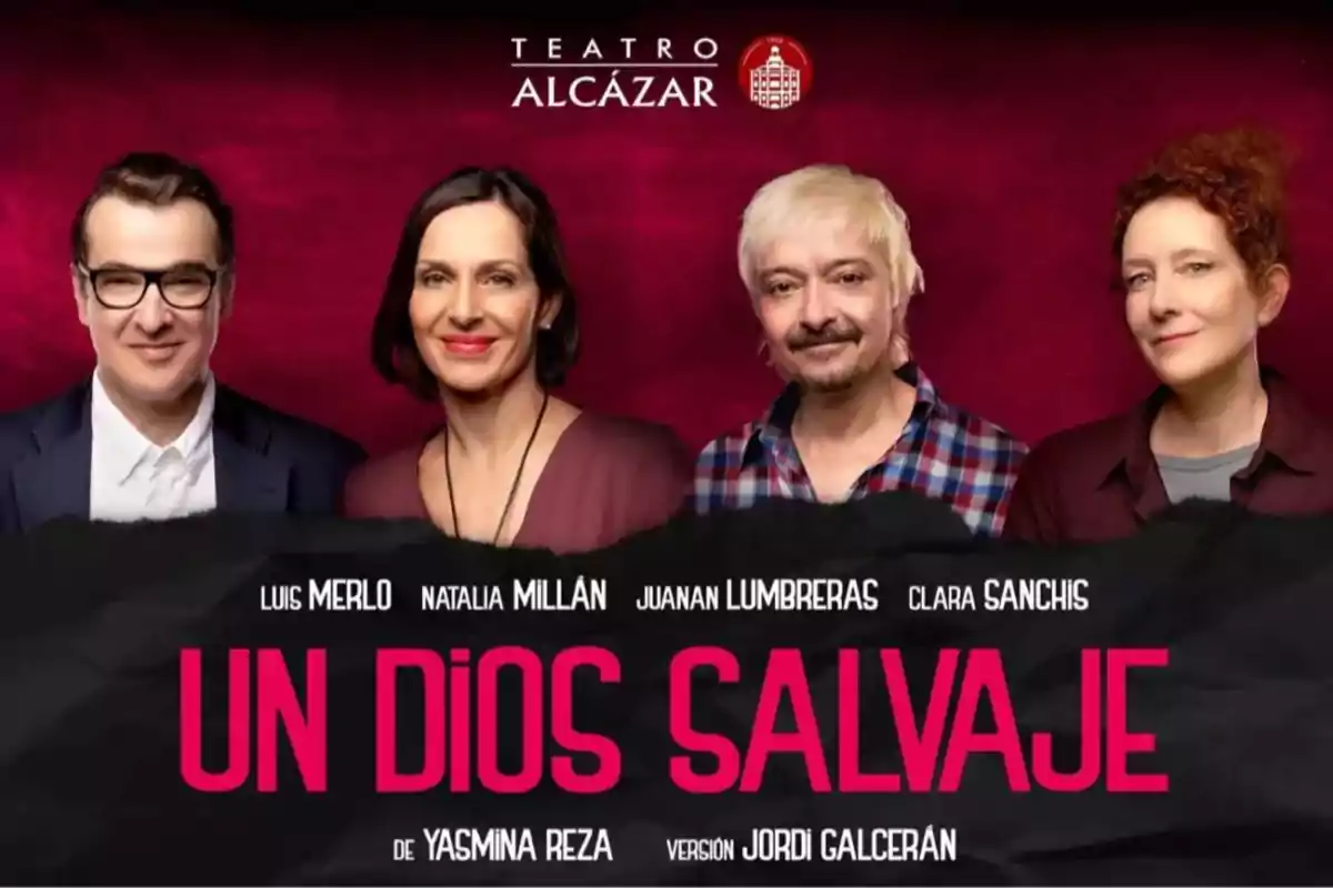 Cartel promocional de la obra de teatro Un dios salvaje en el Teatro Alcázar con los actores Luis Merlo, Natalia Millán, Juanan Lumbreras y Clara Sanchis sobre un fondo rojo Cartel promocional de la obra de teatro Un dios salvaje en el Teatro Alcázar con los actores Luis Merlo, Natalia Millán, Juanan Lumbreras y Clara Sanchis sobre un fondo rojo