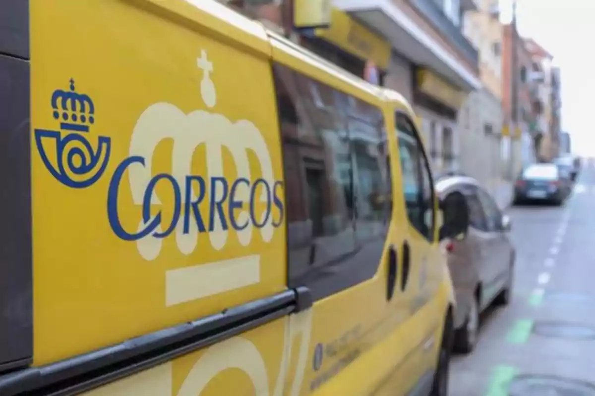Furgoneta amarilla de Correos estacionada en una calle urbana Furgoneta amarilla de Correos estacionada en una calle urbana