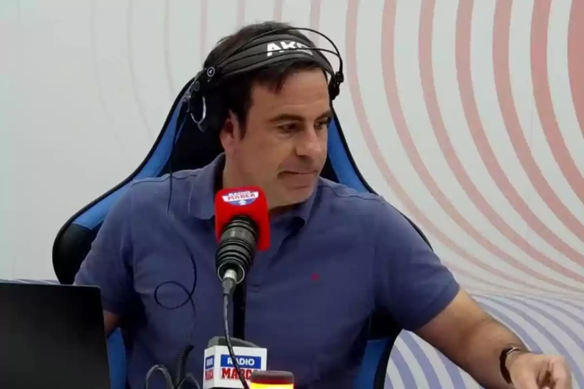 Hombre con auriculares y micrófono en un estudio de radio sentado frente a una computadora Hombre con auriculares y micrófono en un estudio de radio sentado frente a una computadora