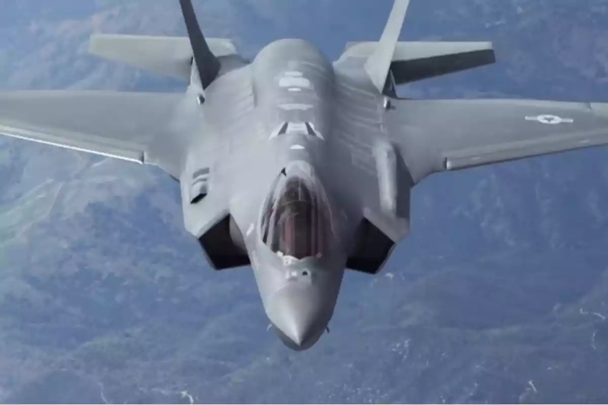 Avión de combate volando sobre un paisaje montañoso visto desde arriba