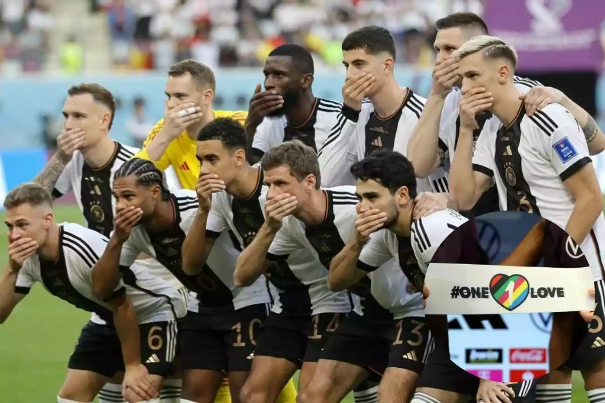 Jugadores de la selección alemana de fútbol posan para una foto tapándose la boca con la mano y en la esquina se muestra un brazalete con un corazón multicolor y la frase One Love Jugadores de la selección alemana de fútbol posan para una foto tapándose la boca con la mano y en la esquina se muestra un brazalete con un corazón multicolor y la frase One Love