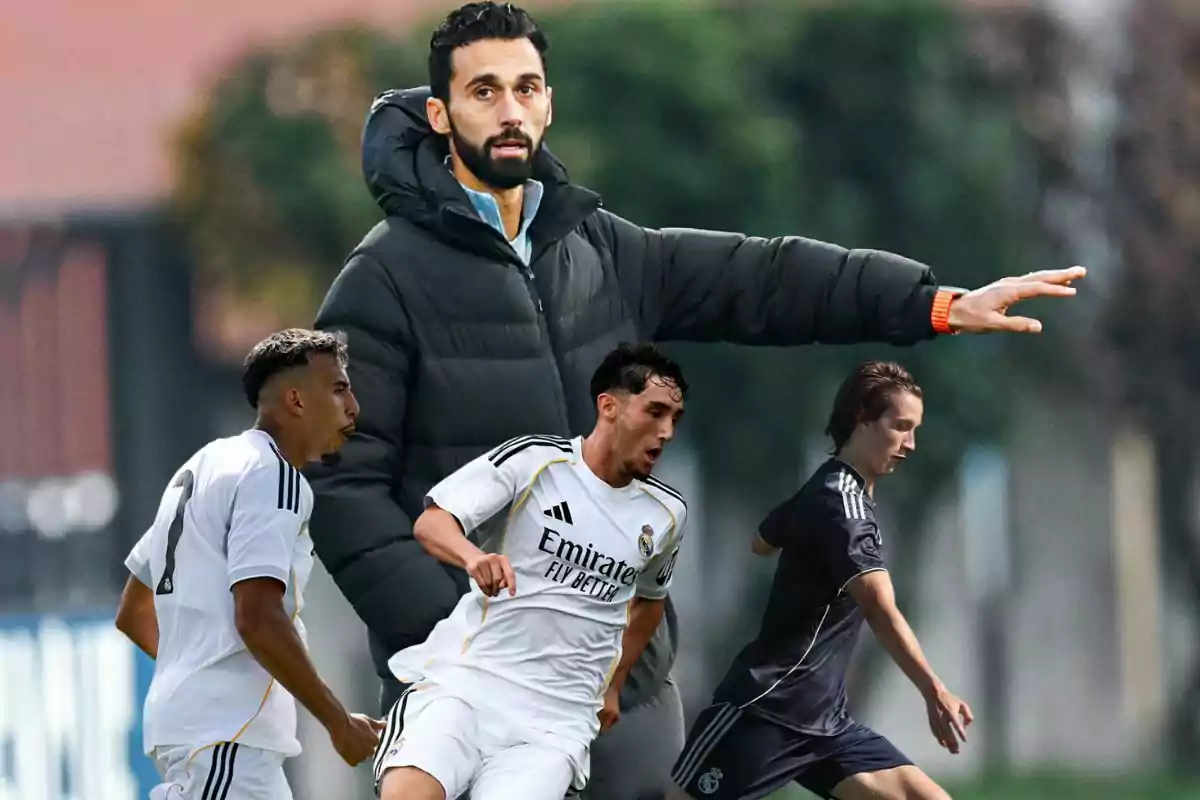 Un entrenador de fútbol da indicaciones mientras tres jugadores jóvenes del Real Madrid compiten en el campo