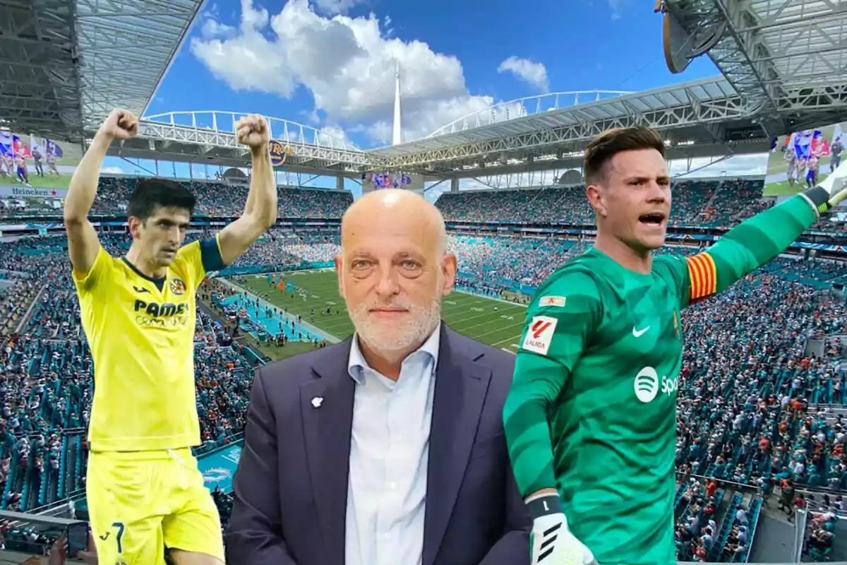 Tres personas relacionadas con el fútbol aparecen en primer plano sobre el fondo de un estadio lleno de aficionados