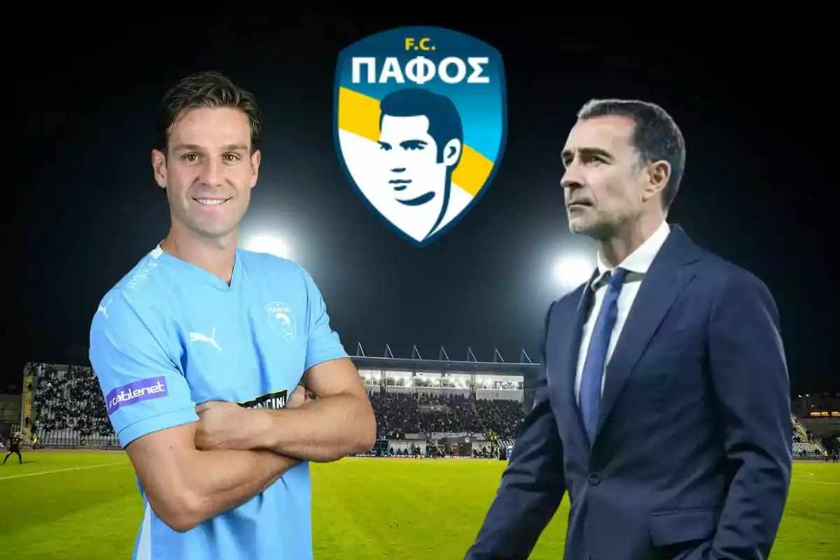 Dos hombres frente a un estadio de fútbol iluminado, uno con uniforme celeste y otro con traje, con el escudo del club Pafos en el centro.