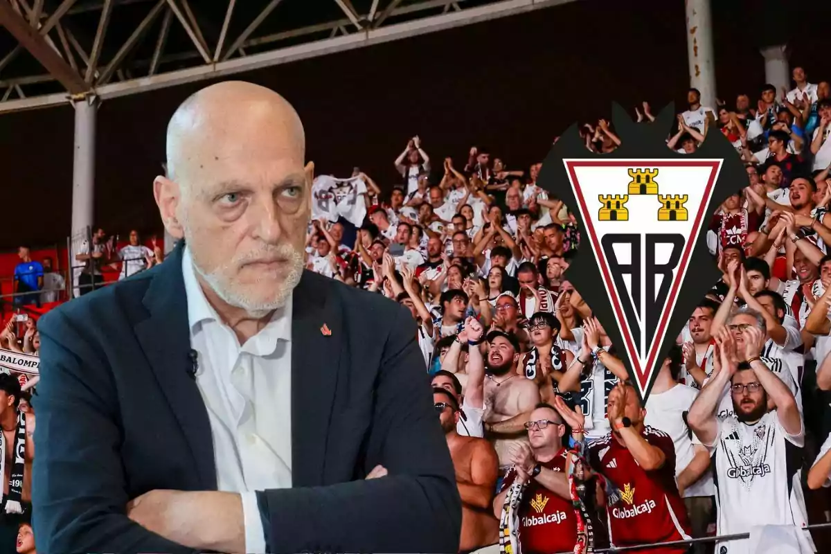 Hombre calvo de expresión seria con traje frente a una multitud de aficionados animando y el escudo del Albacete Balompié en primer plano