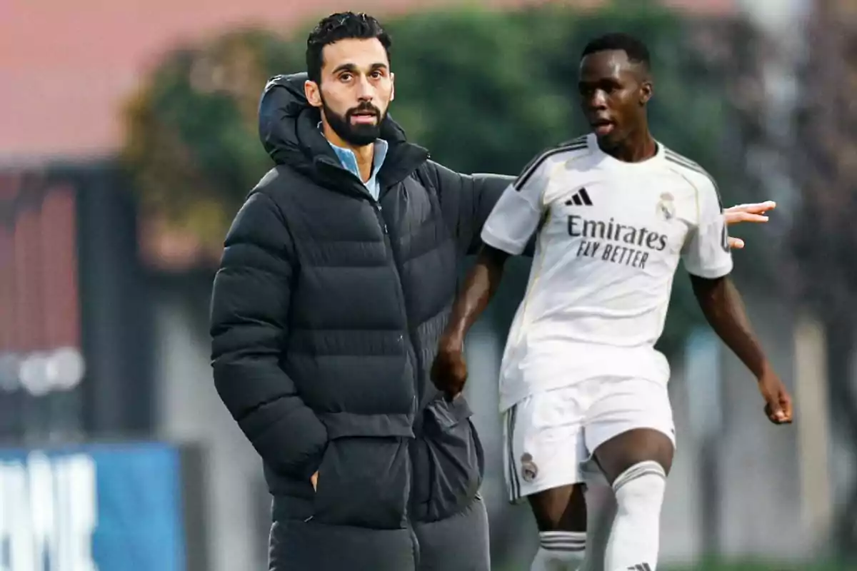 Entrenador con chaqueta negra observa a un futbolista del Real Madrid en acción durante un partido al aire libre