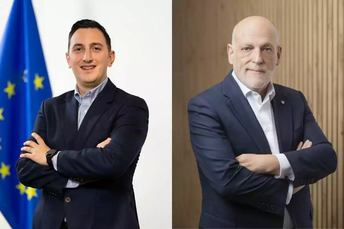 Dos hombres de traje posan con los brazos cruzados uno frente a una bandera azul con estrellas amarillas y el otro frente a una pared de madera