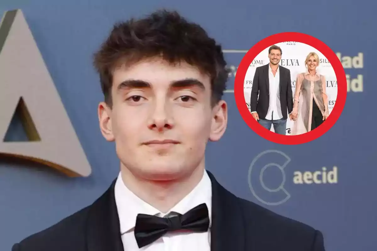 Joven con esmoquin posando en una alfombra roja con un círculo rojo que muestra a una pareja tomada de la mano