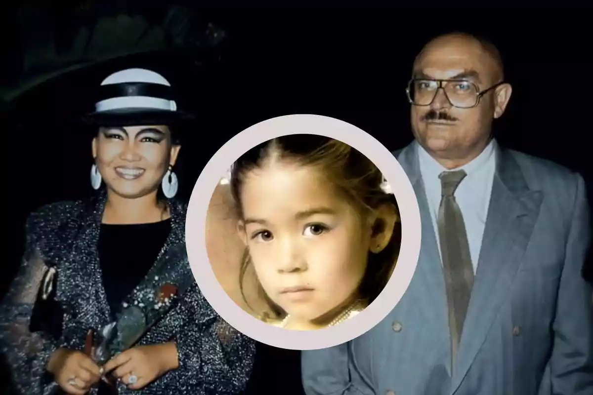 Una mujer sonriente con sombrero y vestido brillante sostiene una flor mientras está junto a un hombre con gafas y traje gris, en el centro de la imagen hay una fotografía de una niña pequeña enmarcada en un círculo.