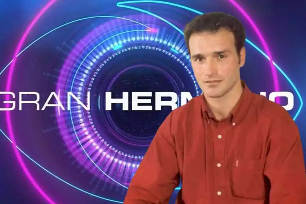 Hombre con camisa roja frente a un fondo del programa Gran Hermano con luces y colores neón