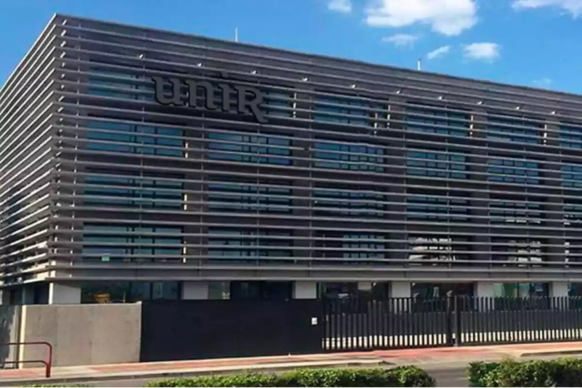 Edificio moderno de la Universidad Internacional de La Rioja con fachada de lamas horizontales y cielo azul de fondo Edificio moderno de la Universidad Internacional de La Rioja con fachada de lamas horizontales y cielo azul de fondo