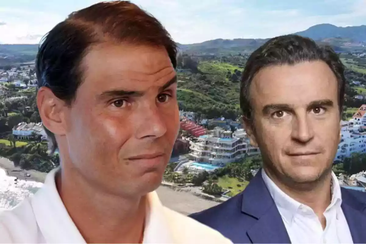 Dos hombres en primer plano con expresión seria, al fondo se observa una zona costera con edificios, vegetación y montañas Dos hombres en primer plano con expresión seria, al fondo se observa una zona costera con edificios, vegetación y montañas