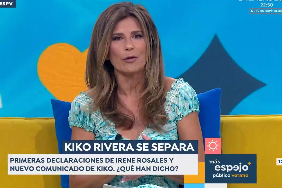 Gema López sentada en un sofá amarillo con cojines azules, hablando sobre la separación de Kiko Rivera en un programa llamado Espejo Público Verano, con un fondo colorido y texto informativo en pantalla. Gema López sentada en un sofá amarillo con cojines azules, hablando sobre la separación de Kiko Rivera en un programa llamado Espejo Público Verano, con un fondo colorido y texto informativo en pantalla.