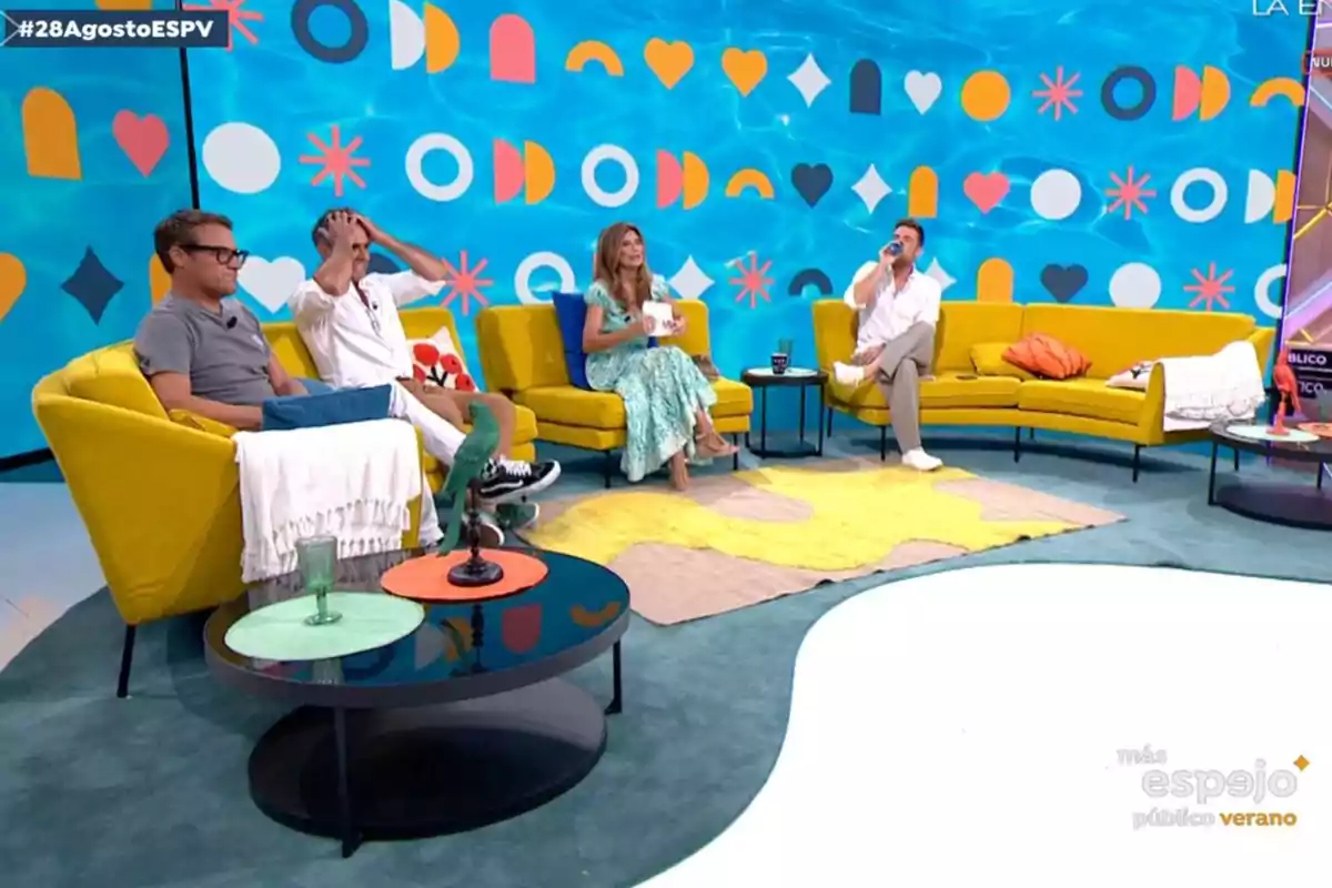 Cuatro personas sentadas en sofás amarillos en un set de televisión colorido con fondo azul y figuras geométricas. Captura de 'Espejo Público' Cuatro personas sentadas en sofás amarillos en un set de televisión colorido con fondo azul y figuras geométricas. Captura de 'Espejo Público'