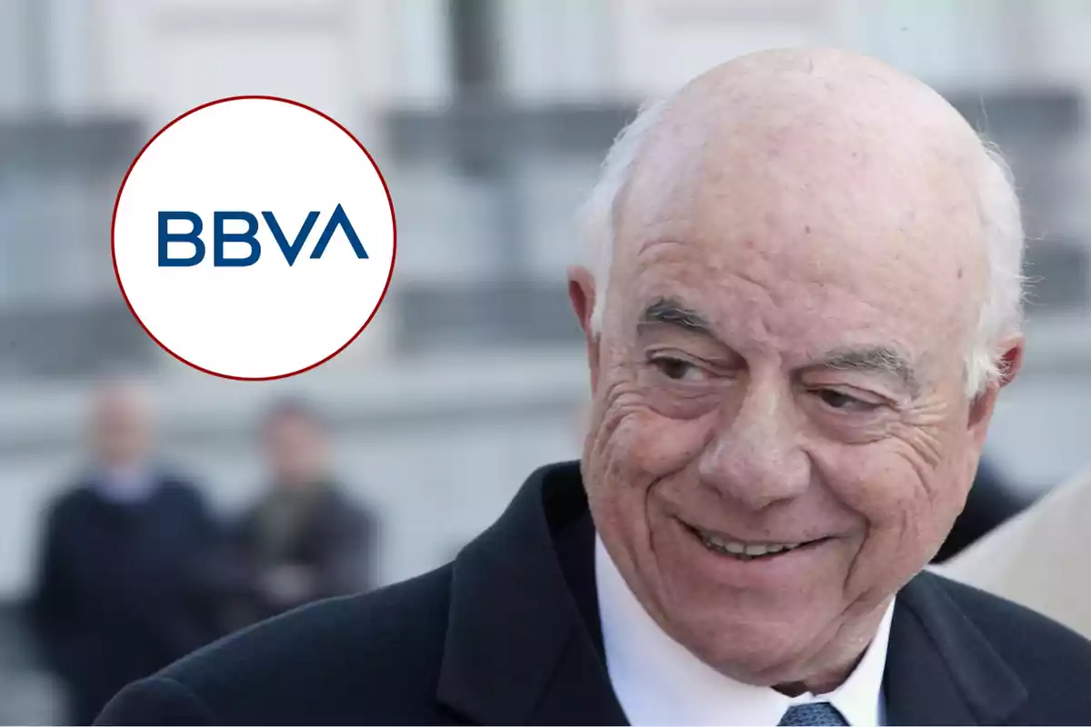 Hombre mayor de cabello canoso y traje oscuro sonríe mientras en el fondo aparece el logo de BBVA dentro de un círculo blanco