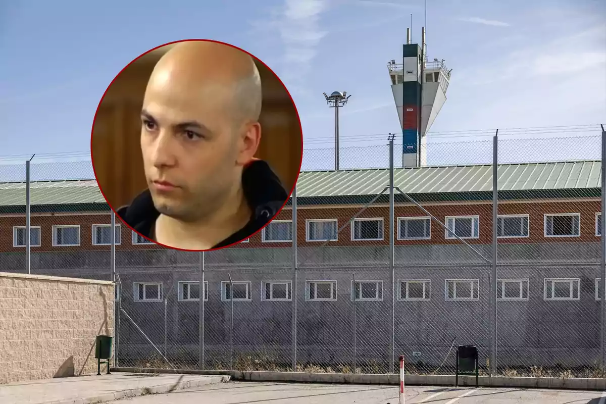 Un hombre calvo con expresión seria aparece en un recuadro sobre la imagen de una prisión con rejas y una torre de vigilancia al fondo.