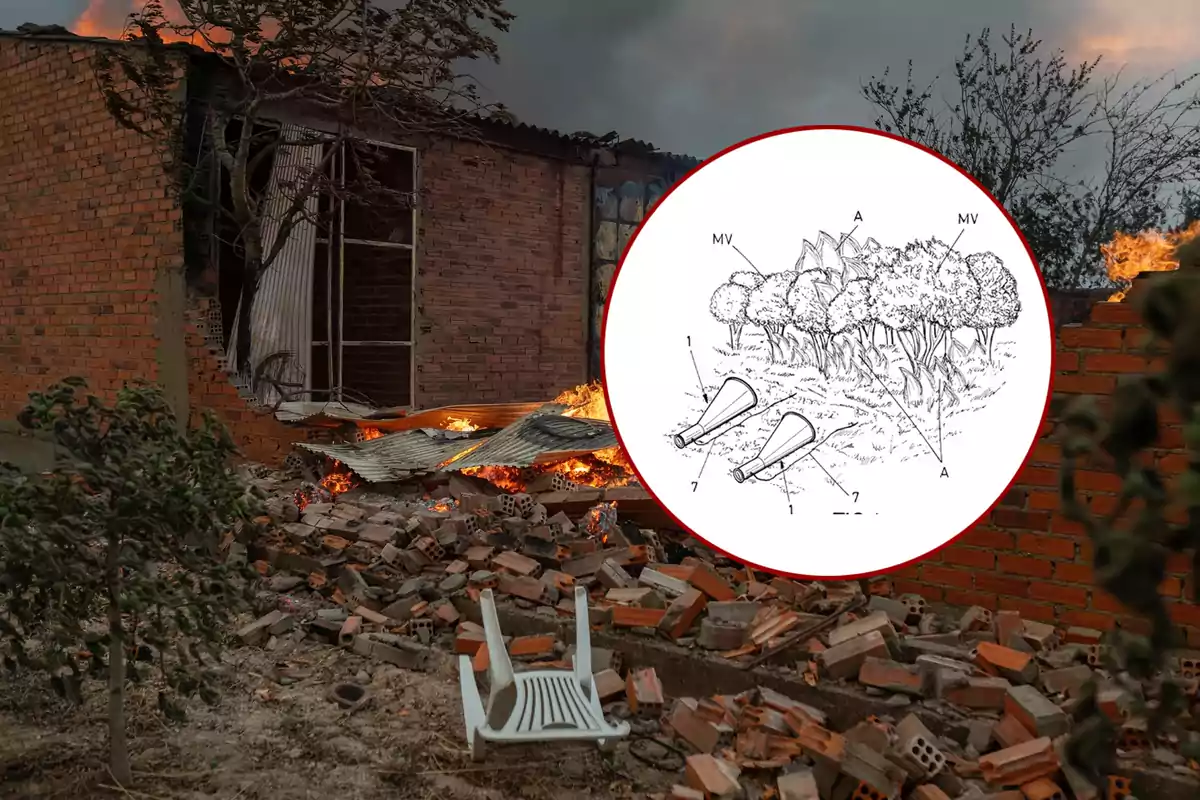 Casa de ladrillo parcialmente destruida y en llamas con escombros y una silla blanca volteada en primer plano, junto a un diagrama técnico enmarcado que muestra árboles y dos objetos cónicos.