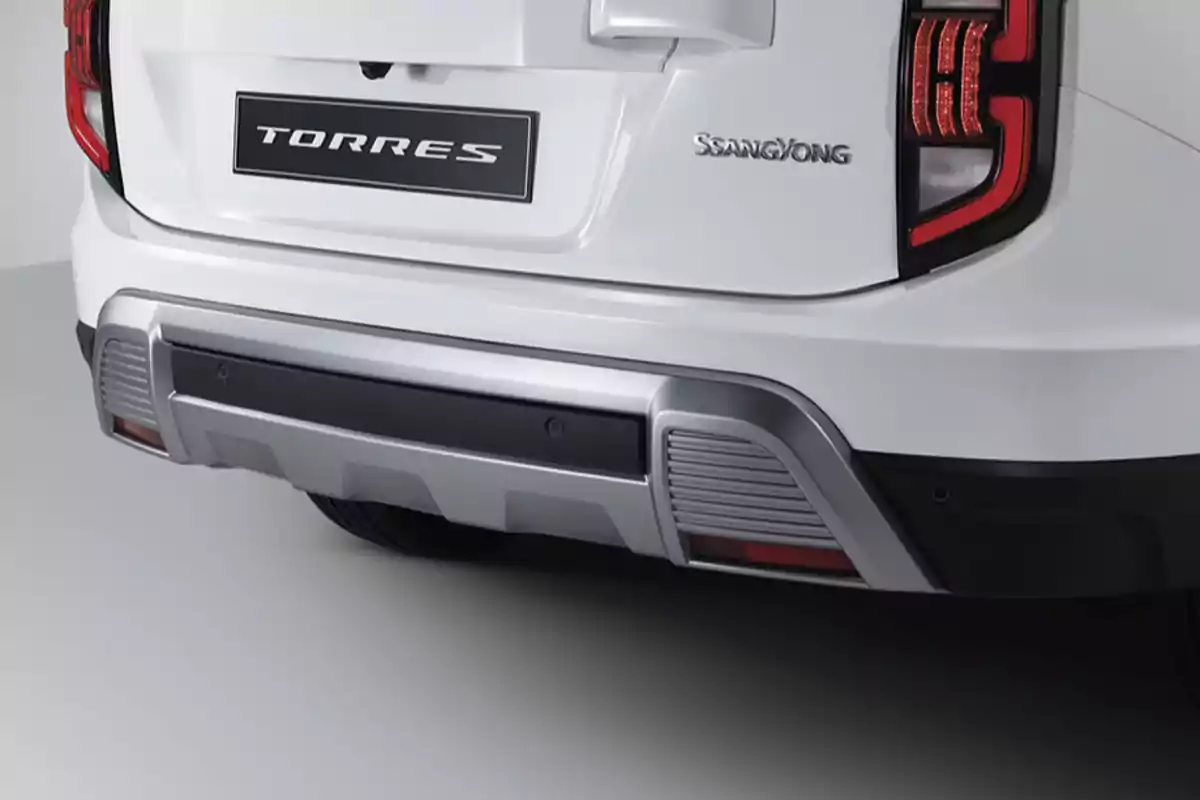 Parte trasera de un vehículo blanco SsangYong Torres mostrando el parachoques y una de las luces traseras Parte trasera de un vehículo blanco SsangYong Torres mostrando el parachoques y una de las luces traseras