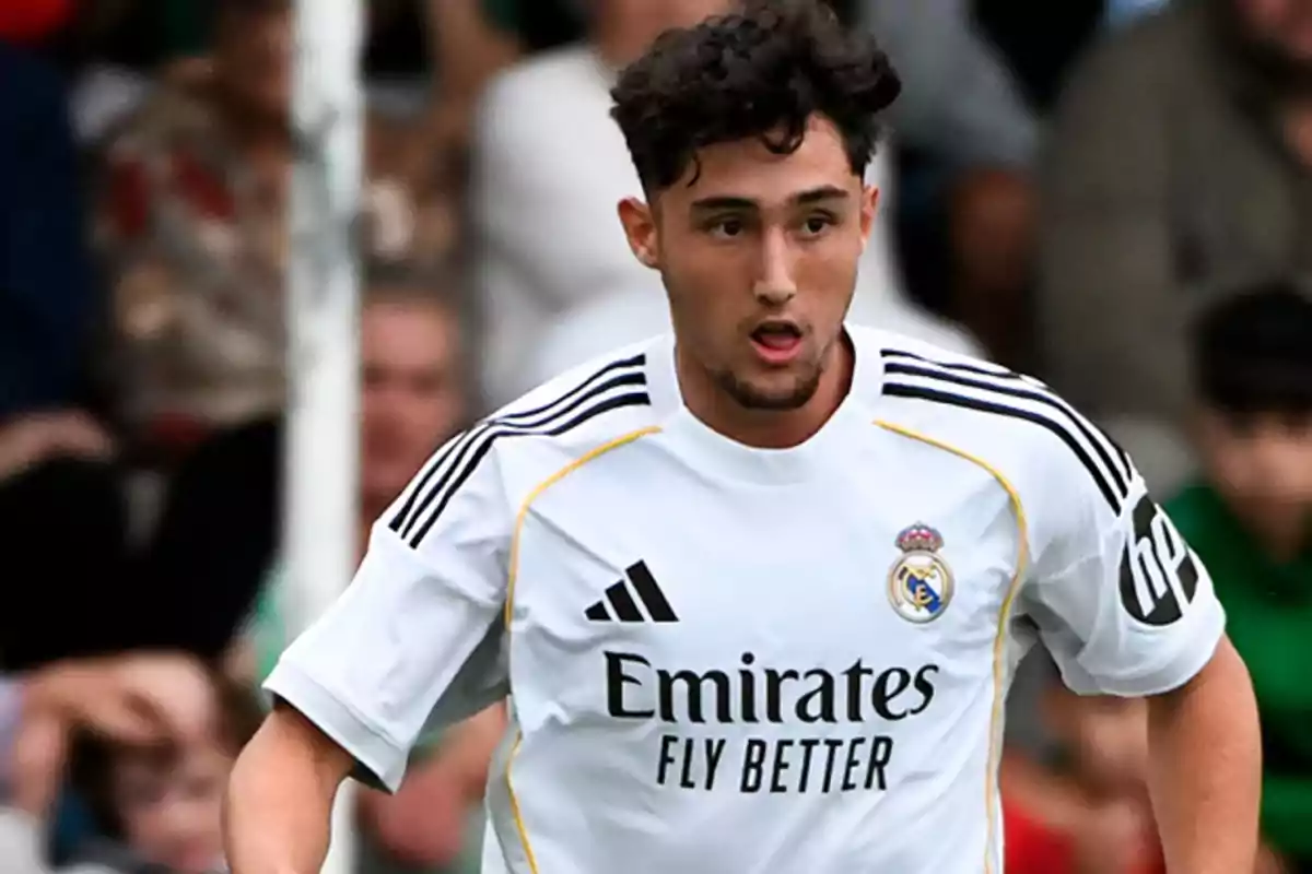 Jugador de fútbol con uniforme blanco del Real Madrid durante un partido Jugador de fútbol con uniforme blanco del Real Madrid durante un partido