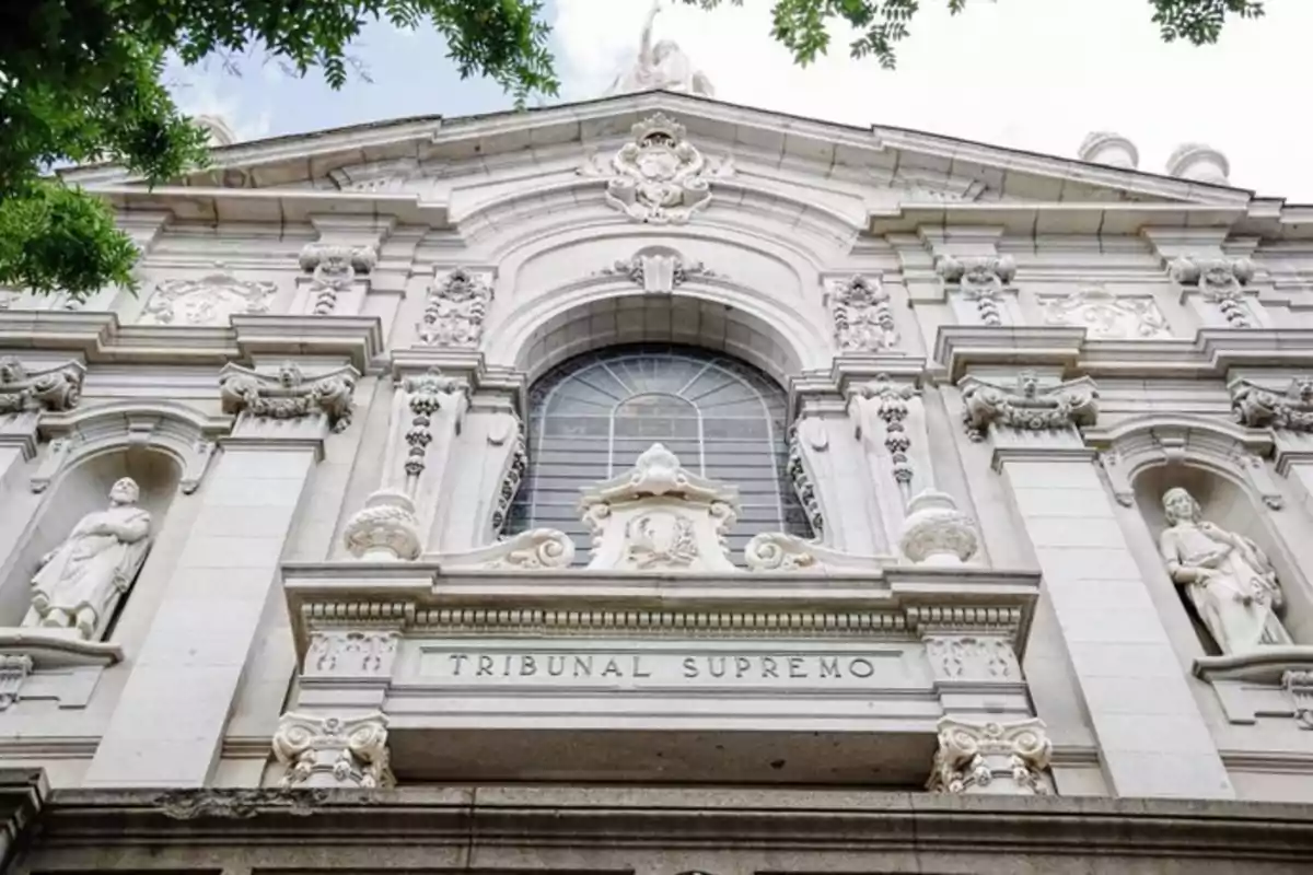 Fachada del edificio del Tribunal Supremo de España con esculturas y detalles arquitectónicos en piedra Fachada del edificio del Tribunal Supremo de España con esculturas y detalles arquitectónicos en piedra