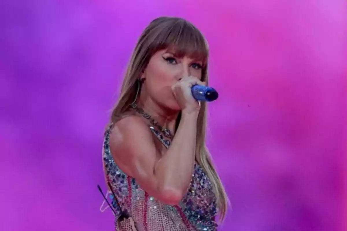 Cantante rubia con flequillo usando un micrófono azul y vestido brillante sobre un fondo rosa púrpura Cantante rubia con flequillo usando un micrófono azul y vestido brillante sobre un fondo rosa púrpura