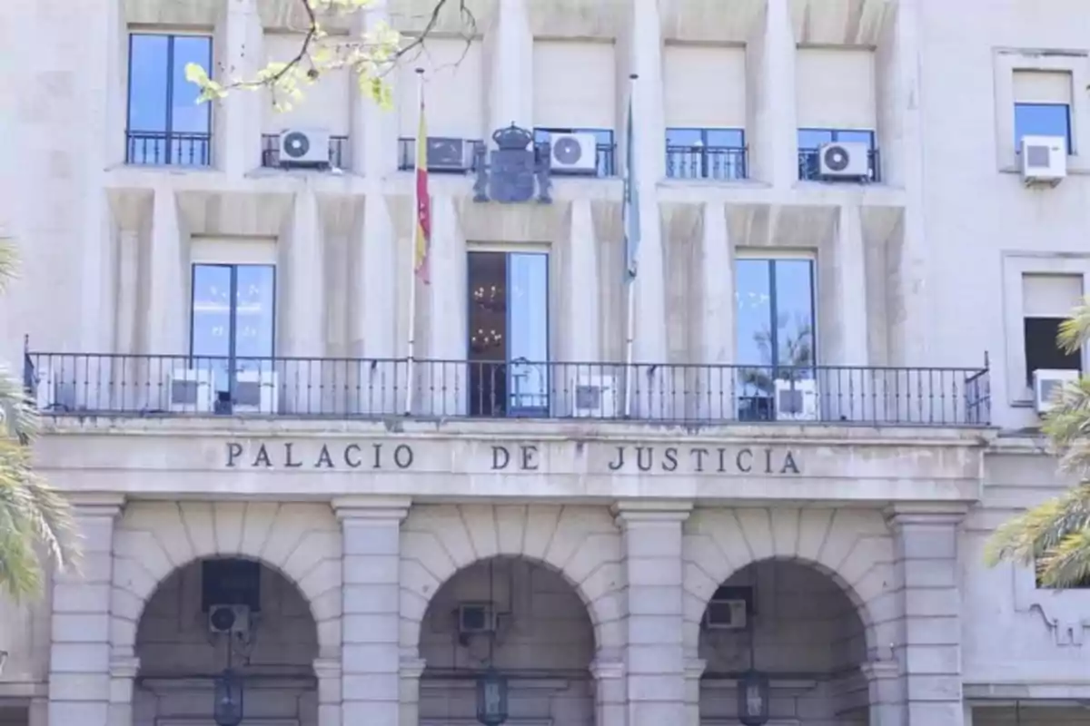Fachada de un edificio con la inscripción Palacio de Justicia y varias ventanas y arcos en la entrada Fachada de un edificio con la inscripción Palacio de Justicia y varias ventanas y arcos en la entrada