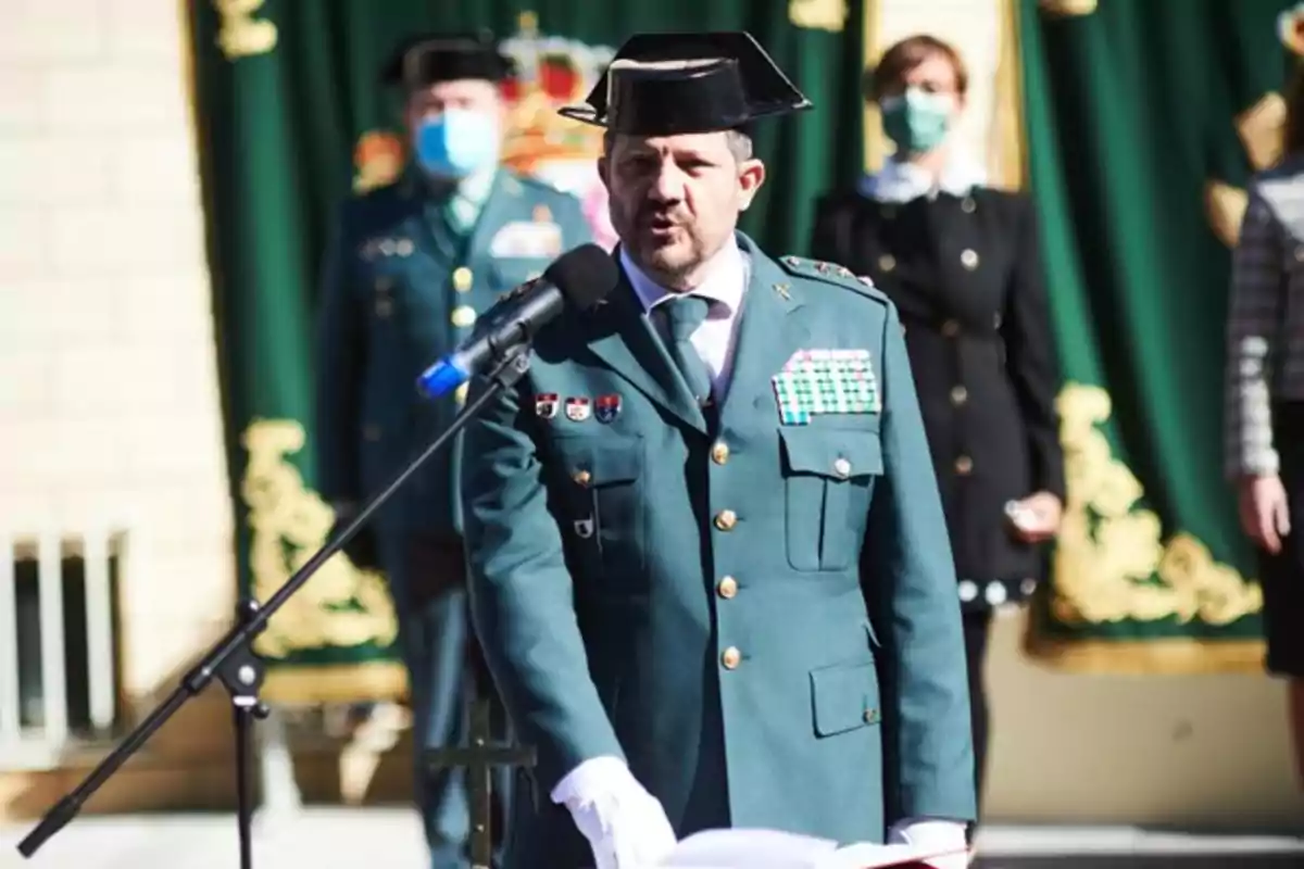 Un guardia civil con uniforme de gala y sombrero tricorne habla frente a un micrófono durante una ceremonia oficial Un guardia civil con uniforme de gala y sombrero tricorne habla frente a un micrófono durante una ceremonia oficial