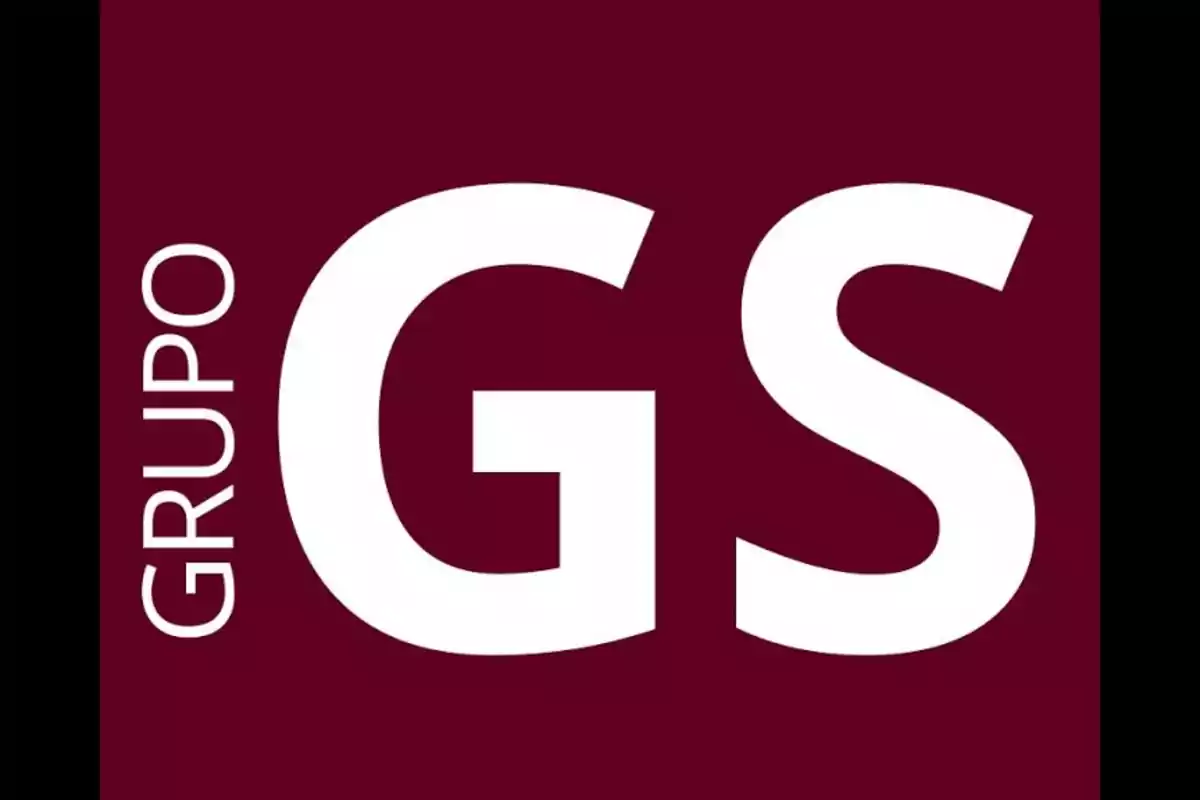 Logo con fondo color vino y las letras blancas GS en grande y la palabra GRUPO en vertical a la izquierda