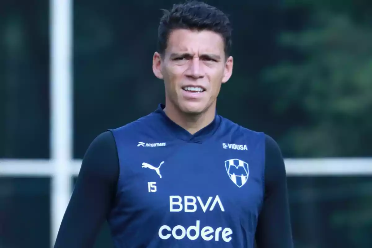 Futbolista con uniforme de entrenamiento del club Monterrey durante una práctica al aire libre Futbolista con uniforme de entrenamiento del club Monterrey durante una práctica al aire libre