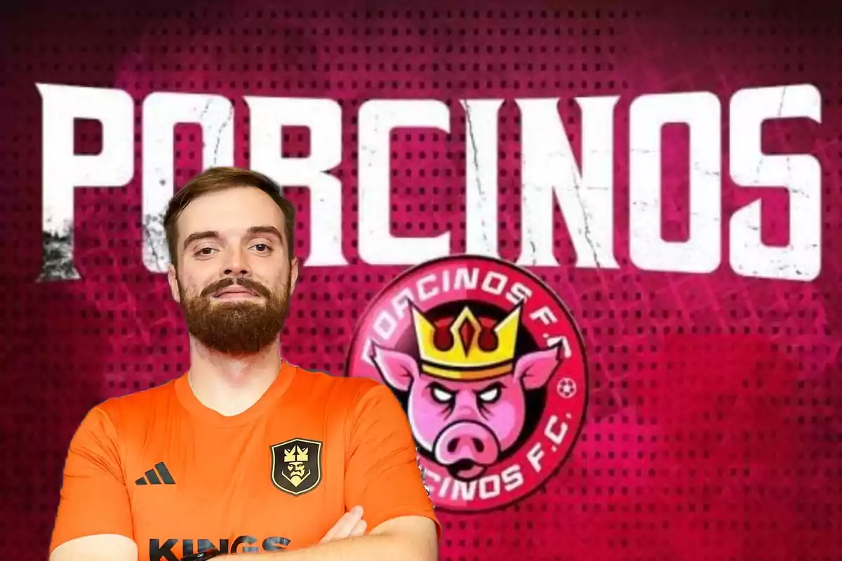 Hombre con camiseta naranja de fútbol posando frente a un fondo rojo con el escudo y el nombre del equipo Porcinos F.C.