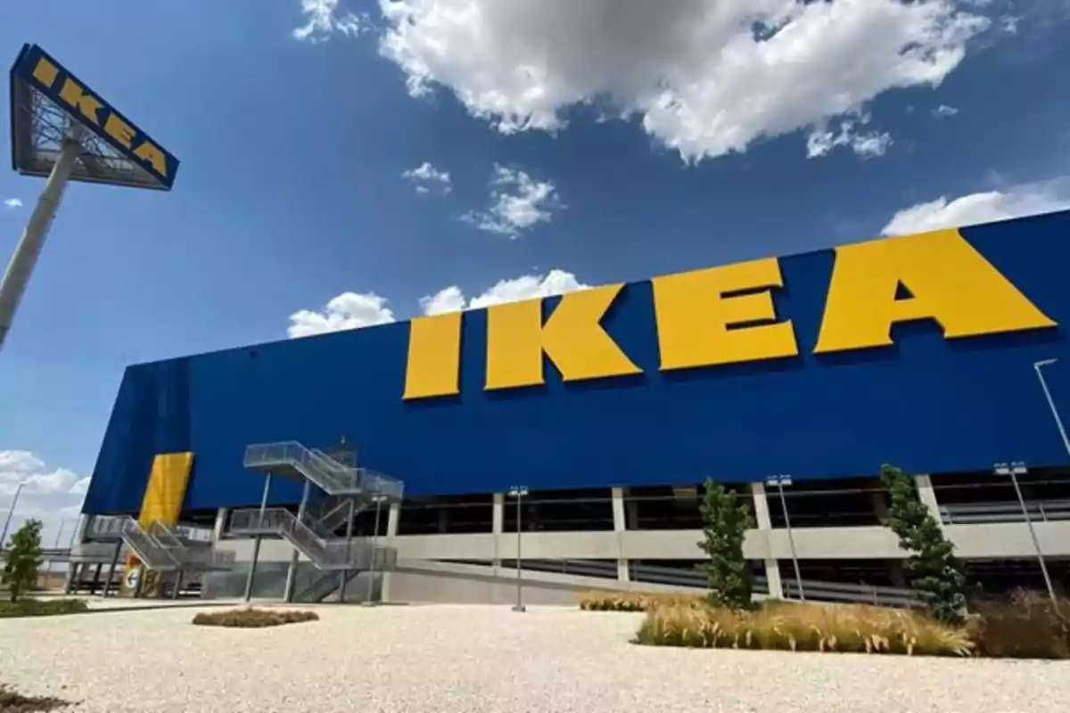 Fachada de una tienda IKEA con el logo amarillo sobre fondo azul en un día soleado Fachada de una tienda IKEA con el logo amarillo sobre fondo azul en un día soleado